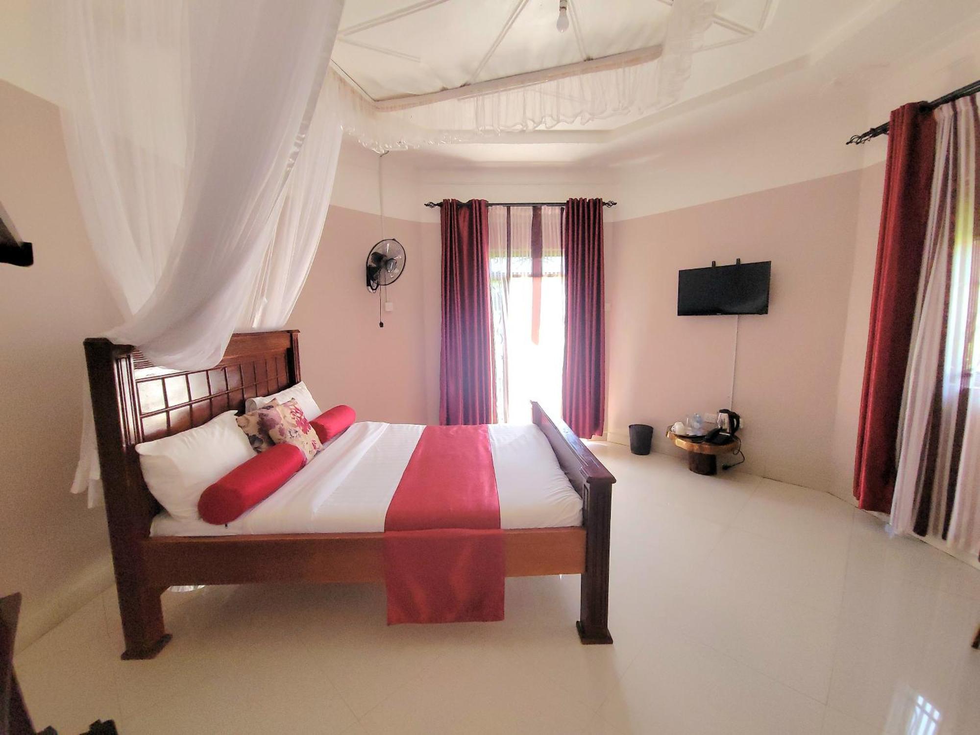 Philo Leisure Gardens Hotel Kalangala Ngoại thất bức ảnh