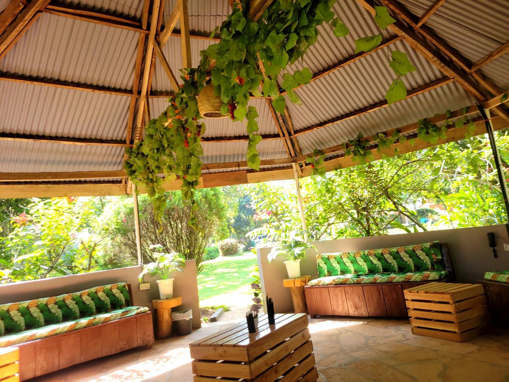 Philo Leisure Gardens Hotel Kalangala Ngoại thất bức ảnh