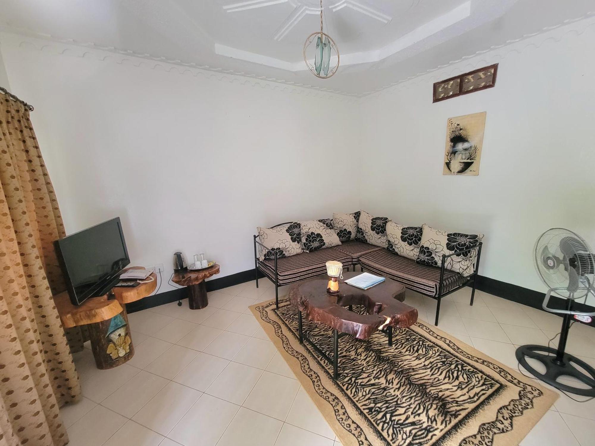 Philo Leisure Gardens Hotel Kalangala Ngoại thất bức ảnh